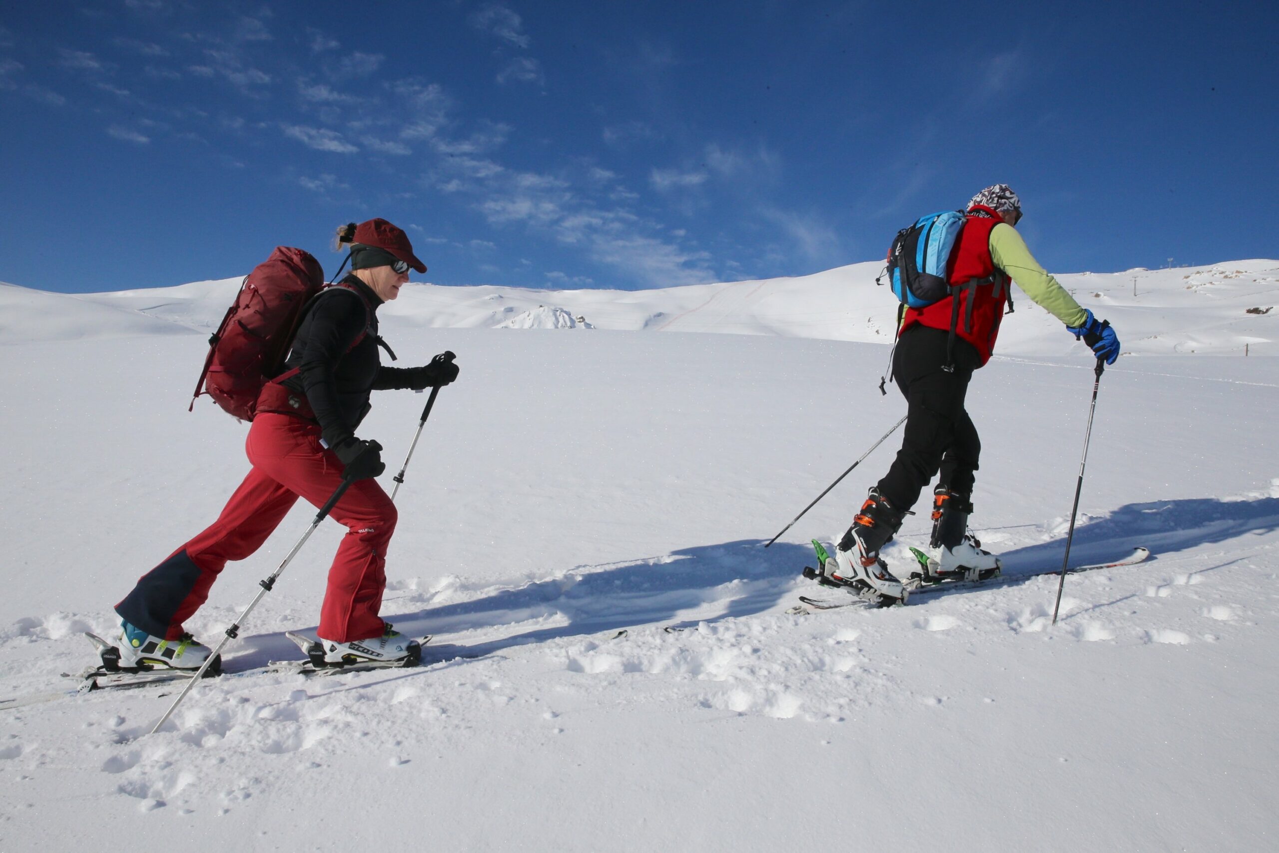 Schneebedeckte Gipfel in Hakkari in Türkiye locken deutsche und österreichische Skifahrer an