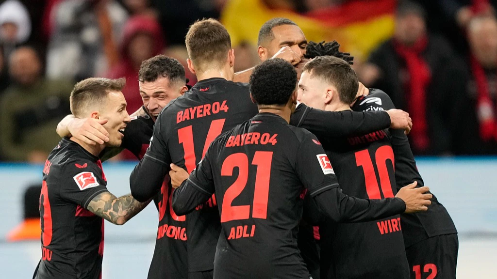 Leverkusen bricht mit 33 ungeschlagenen Spielen den deutschen Bayern-Rekord und baut seinen Vorsprung in der Bundesliga auf 11 Punkte aus